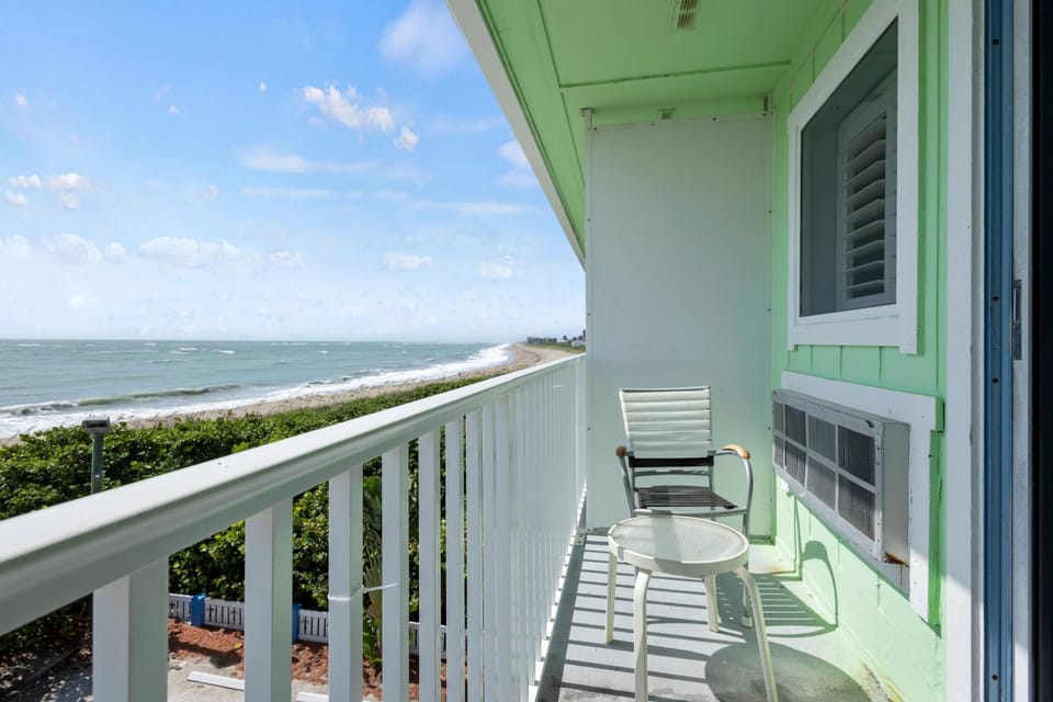 Ocean View Hotel Room with Balcony- King Bed #23 Hotel in Fort Pierce