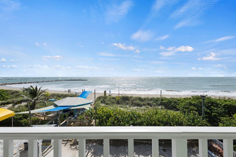 Ocean View Hotel Room with Balcony- King Bed #23 Hotel in Fort Pierce