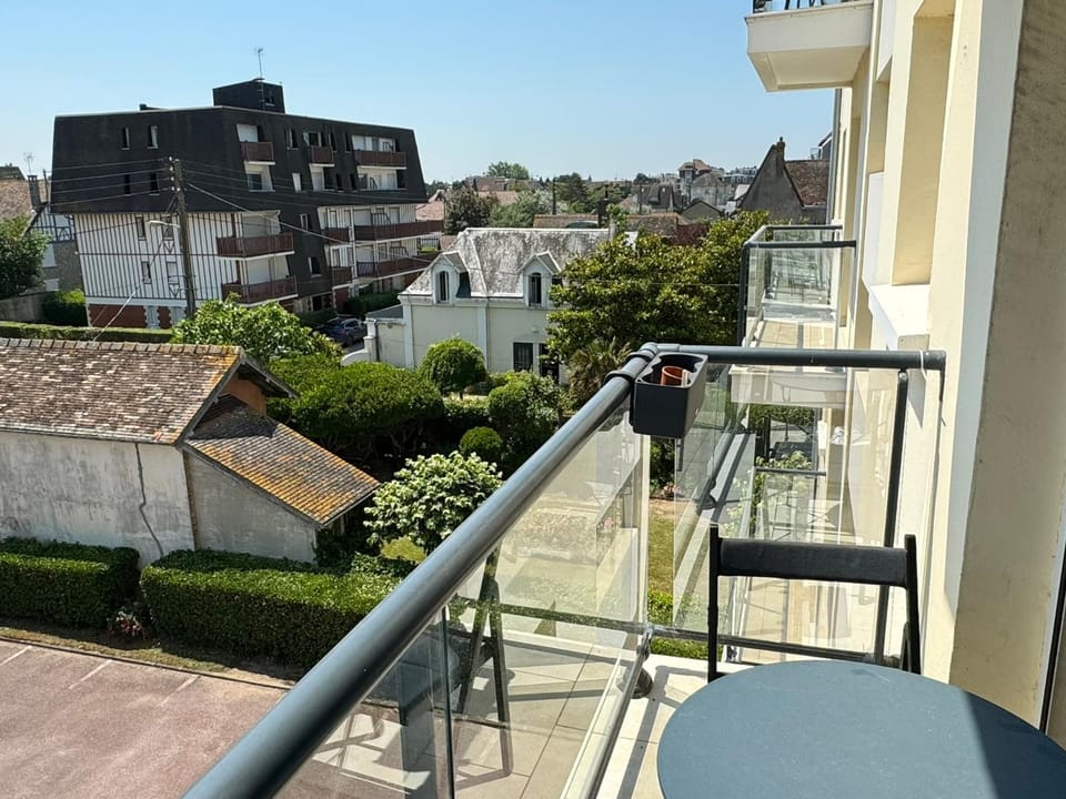 Studio Central à Cabourg avec Balcon, Wifi Gratuit & Parking - FR-1-487-372 Apartment in Cabourg