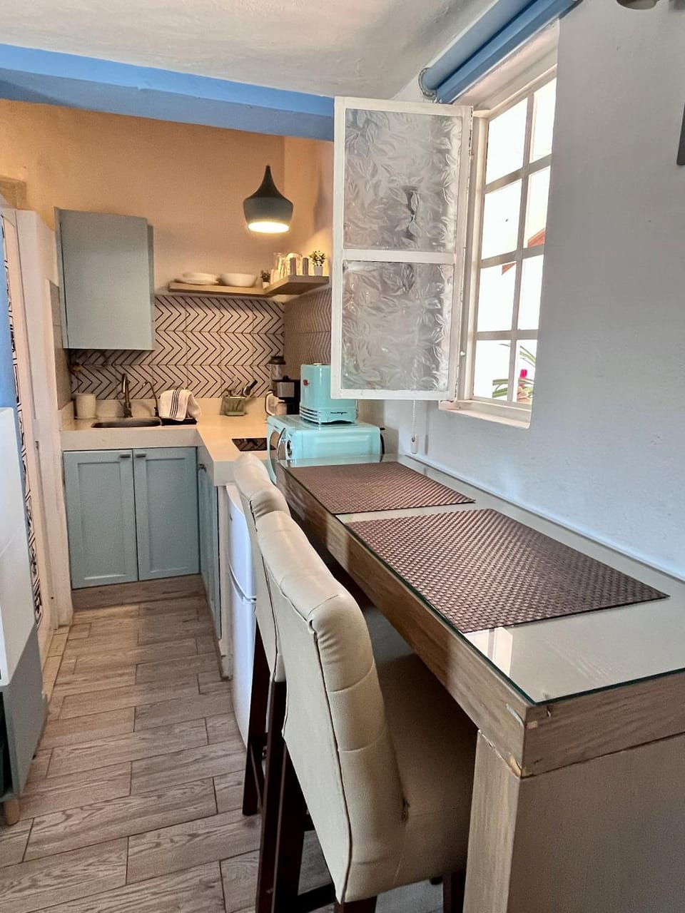 Kitchen or kitchenette, Dining area, oven