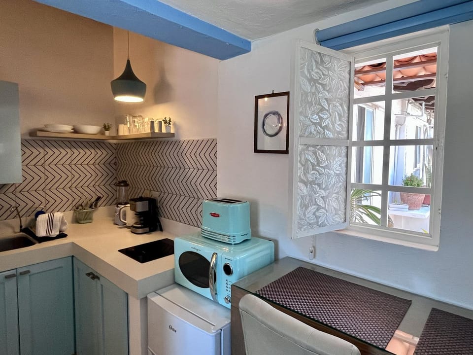Coffee/tea facilities, Kitchen or kitchenette, microwave, stove, toaster