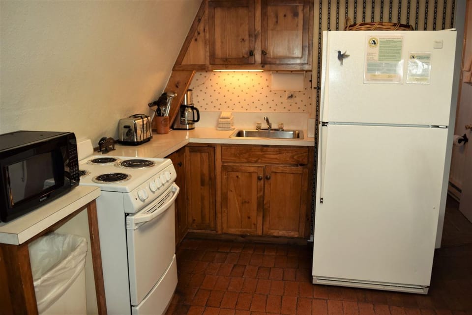 Kitchen or kitchenette, microwave, stove