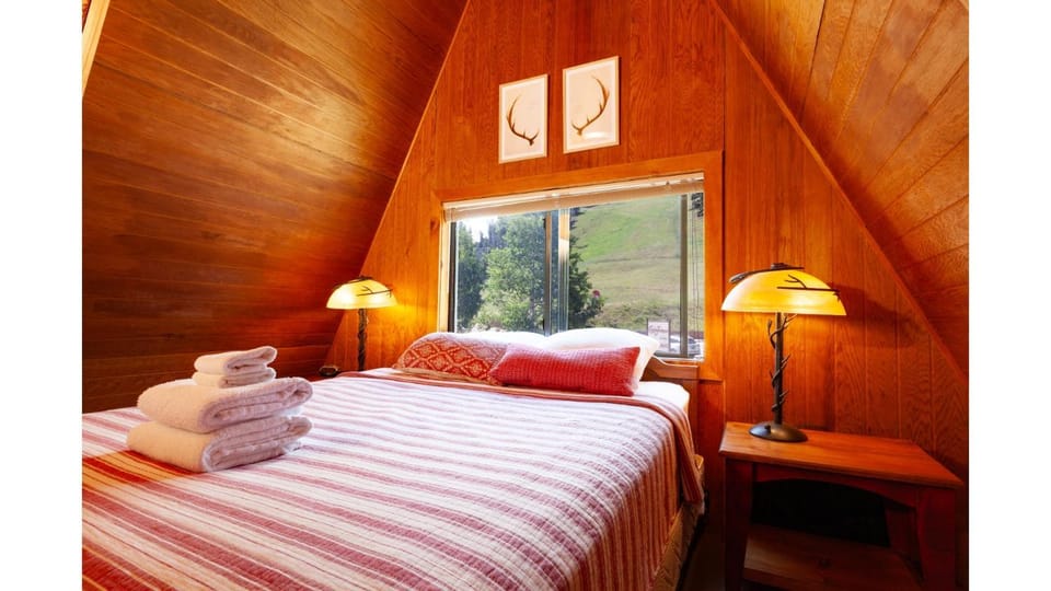 Bed, Day, Natural landscape, View (from property/room), Bedroom, towels