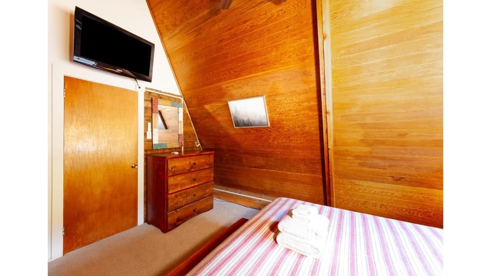 Bed, TV and multimedia, Bedroom, furniture, towels, wardrobe