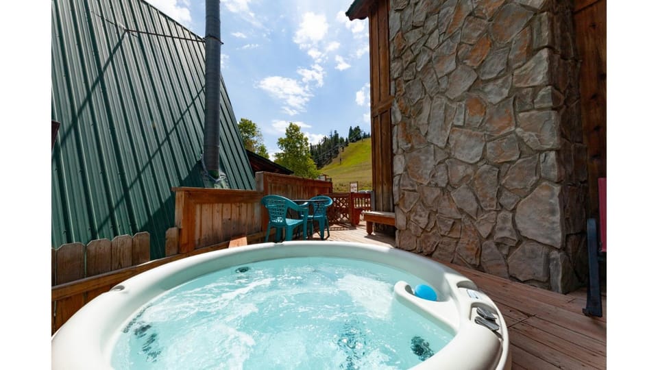 Property building, Day, Summer, Hot Tub, Balcony/Terrace, Mountain view