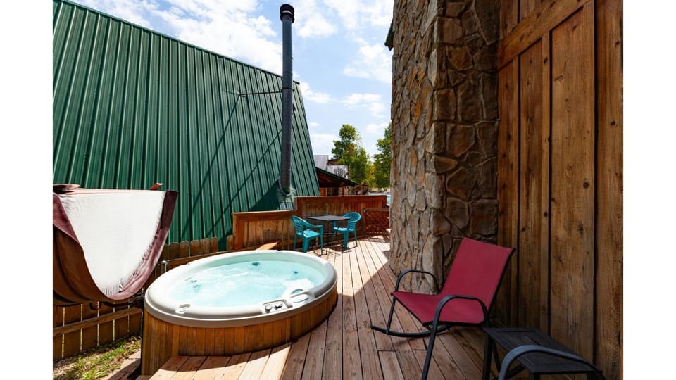 Patio, Day, Hot Tub, Balcony/Terrace