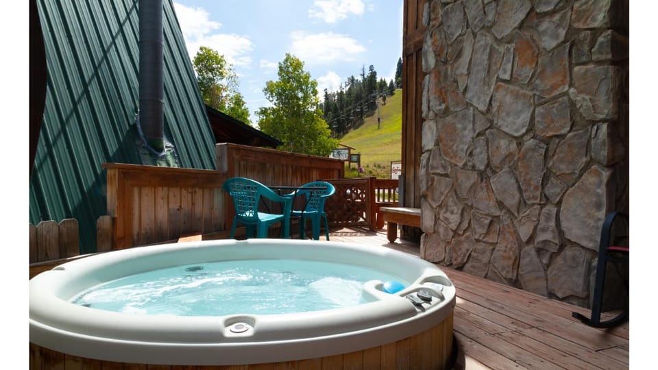 Patio, Day, Hot Tub, Balcony/Terrace, Seating area, Mountain view