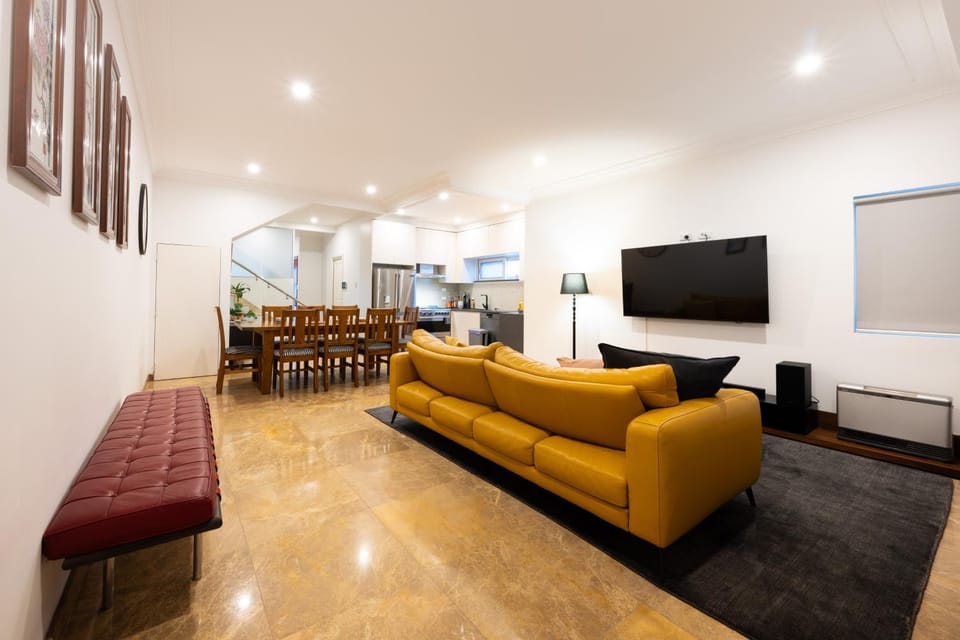 Communal lounge/ TV room, TV and multimedia, Kitchen or kitchenette, Living room, Seating area, Dining area, Evening entertainment