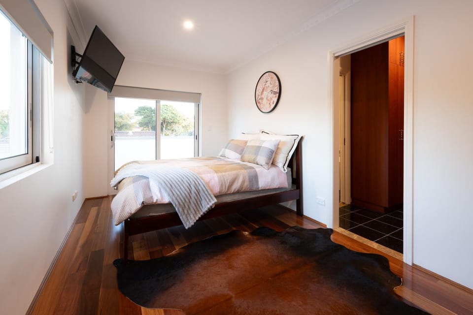 Bed, TV and multimedia, Photo of the whole room, Bedroom, towels
