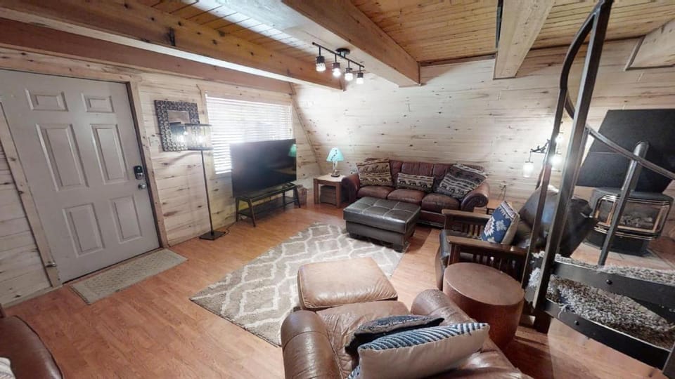 TV and multimedia, Living room, Seating area, fireplace, furniture, air conditioner