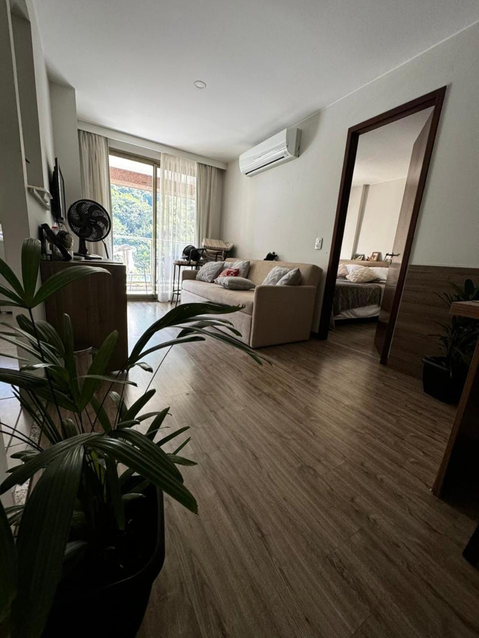 TV and multimedia, Living room, Seating area, internet, air conditioner