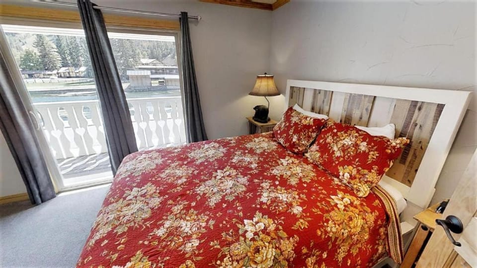 Bed, Day, Winter, Balcony/Terrace, Bedroom