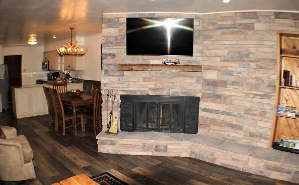 TV and multimedia, Kitchen or kitchenette, Living room, Dining area, fireplace, furniture