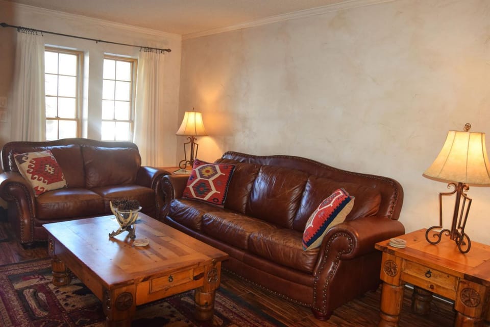 Living room, Seating area, furniture