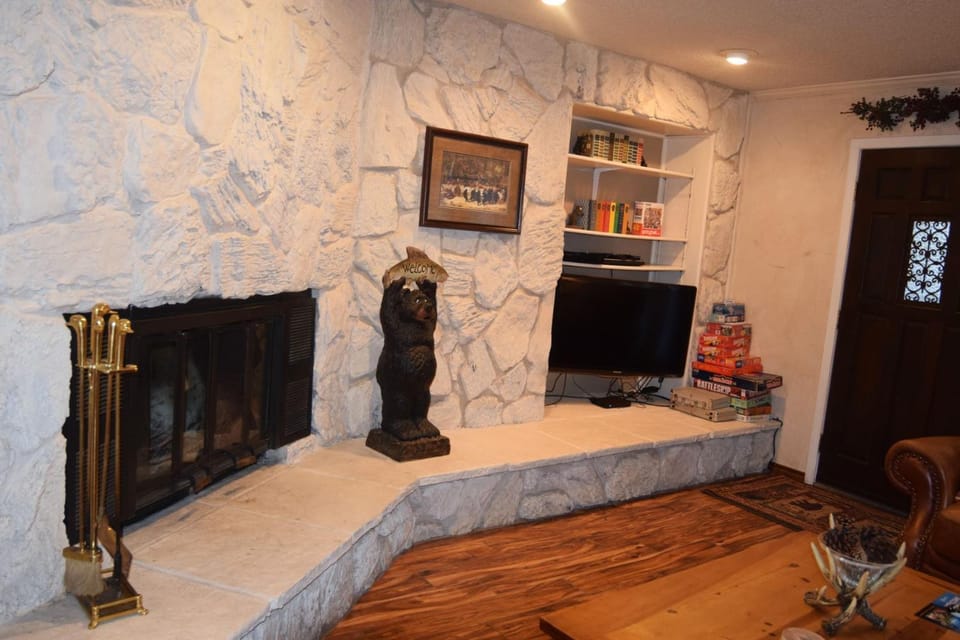 TV and multimedia, Living room, fireplace, furniture