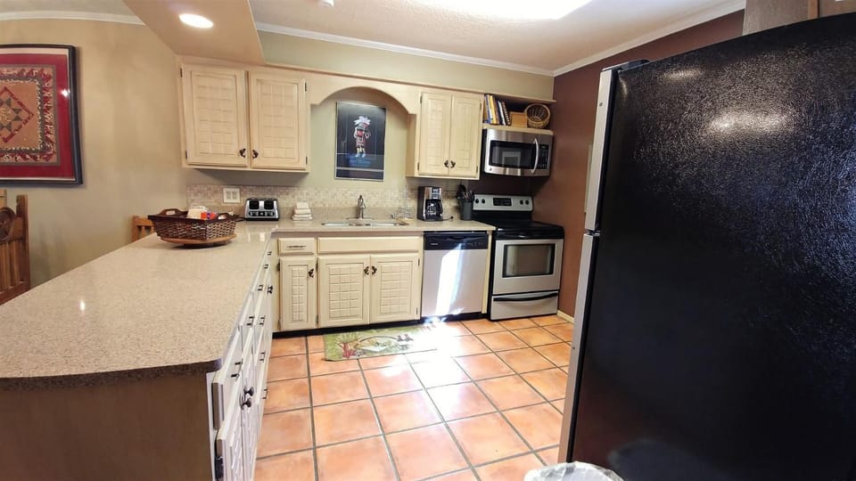 Day, Kitchen or kitchenette, dishwasher, microwave, oven, stove, kitchen