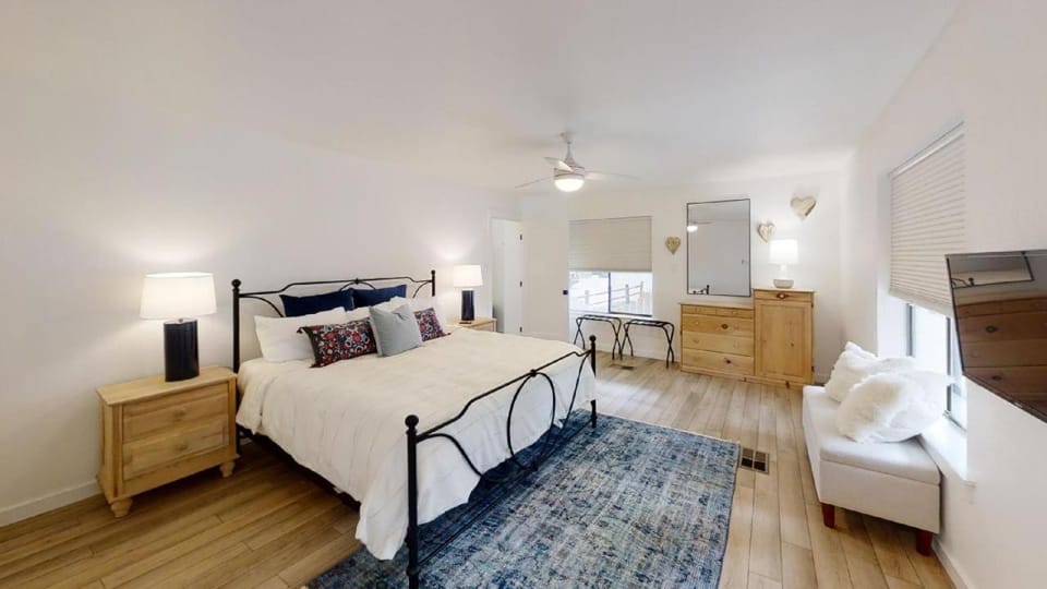 Bed, Day, TV and multimedia, Seating area, Bedroom, furniture, air conditioner