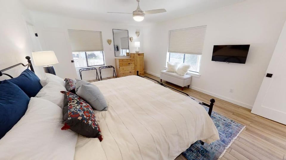 Bed, TV and multimedia, Balcony/Terrace, Seating area, Bedroom, furniture, air conditioner