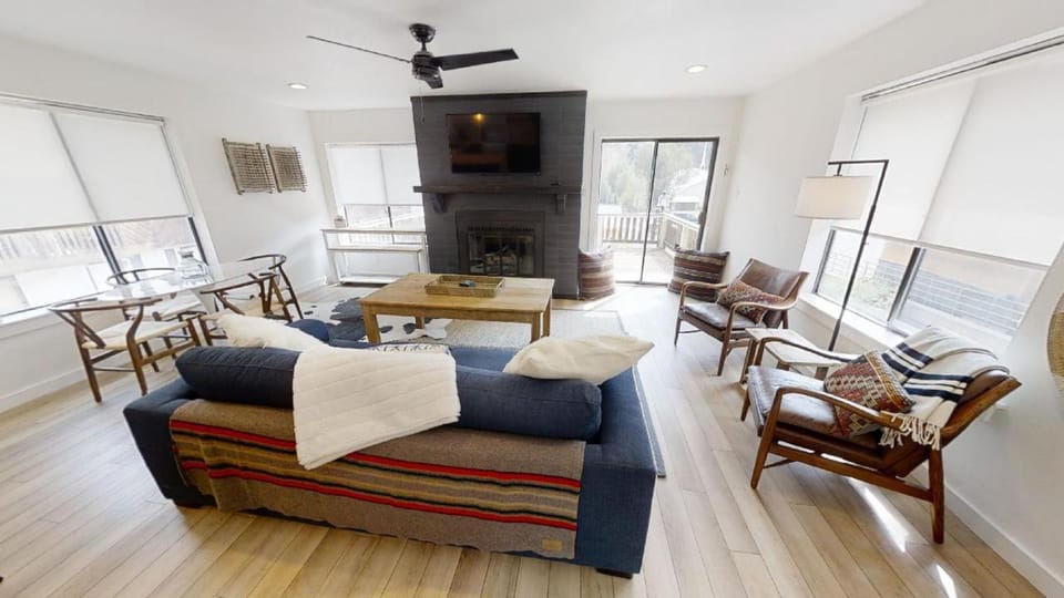 Day, TV and multimedia, View (from property/room), Balcony/Terrace, Living room, Seating area, Mountain view, fireplace, furniture