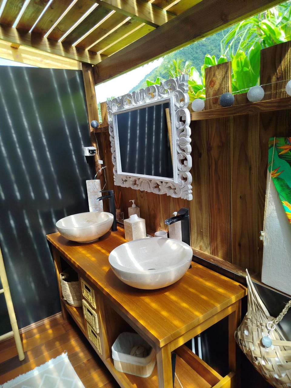 Natura OM Teahupoo surf lodge House in Tahiti