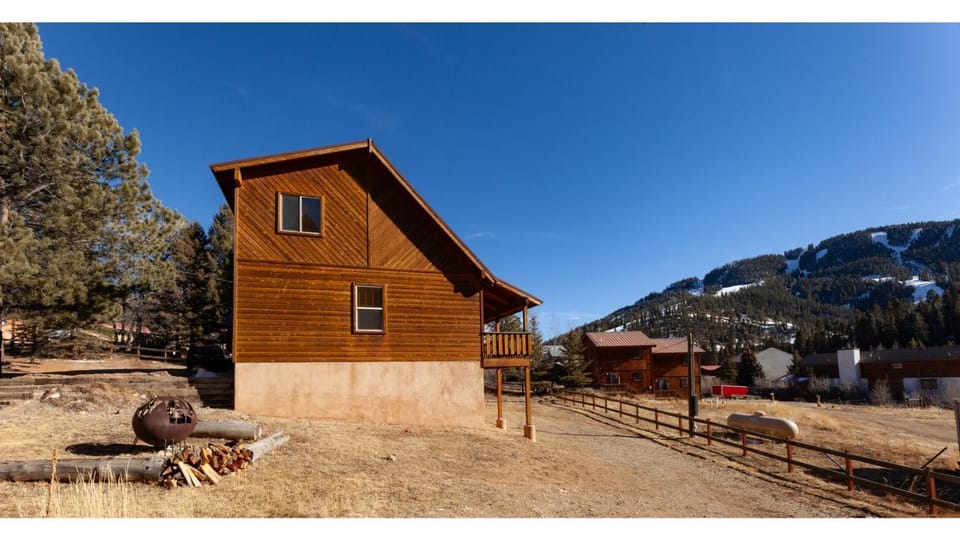 Property building, Day, Natural landscape, Garden, Skiing, Mountain view