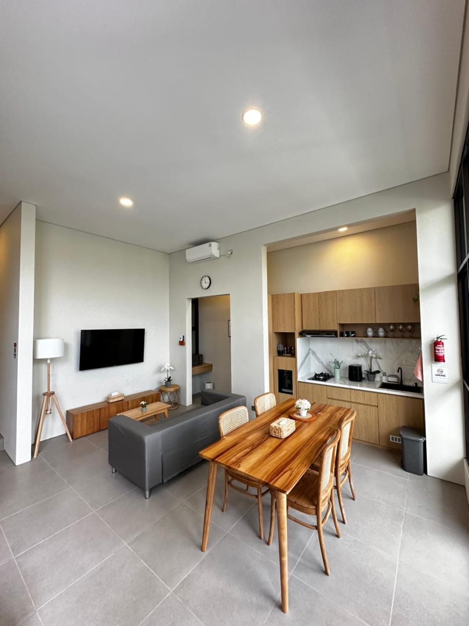 Communal lounge/ TV room, TV and multimedia, Kitchen or kitchenette, Living room, Seating area, Dining area, Evening entertainment, stove, air conditioner