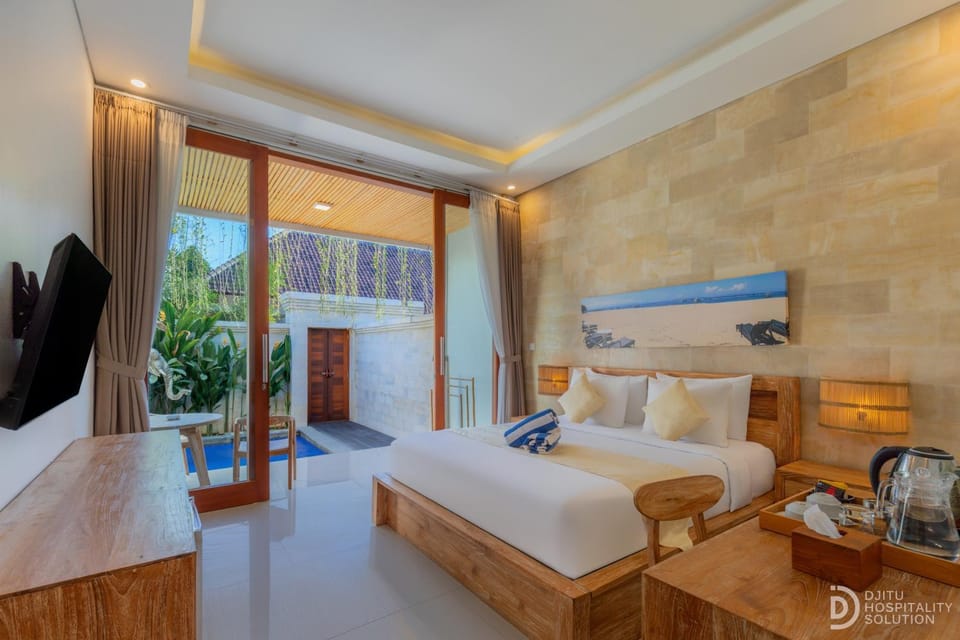 Bed, TV and multimedia, Seating area, Bedroom