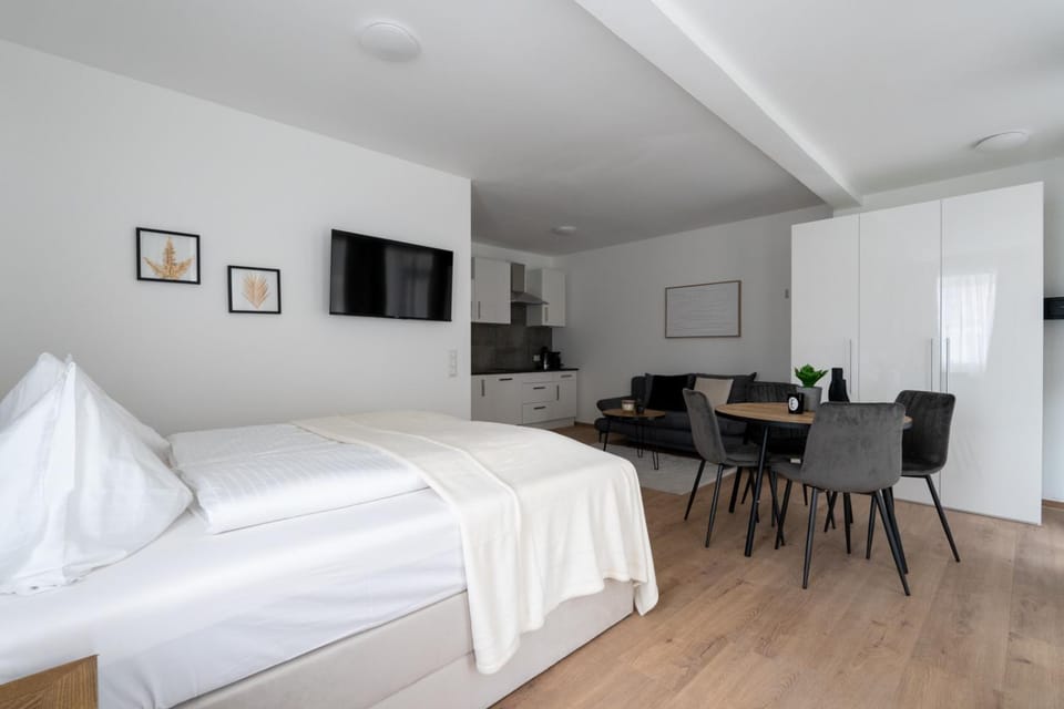 Communal lounge/ TV room, Bed, TV and multimedia, Photo of the whole room, Seating area, Dining area, Evening entertainment, Bedroom
