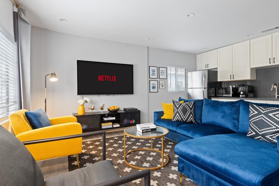 TV and multimedia, Kitchen or kitchenette, Living room, Seating area, Dining area