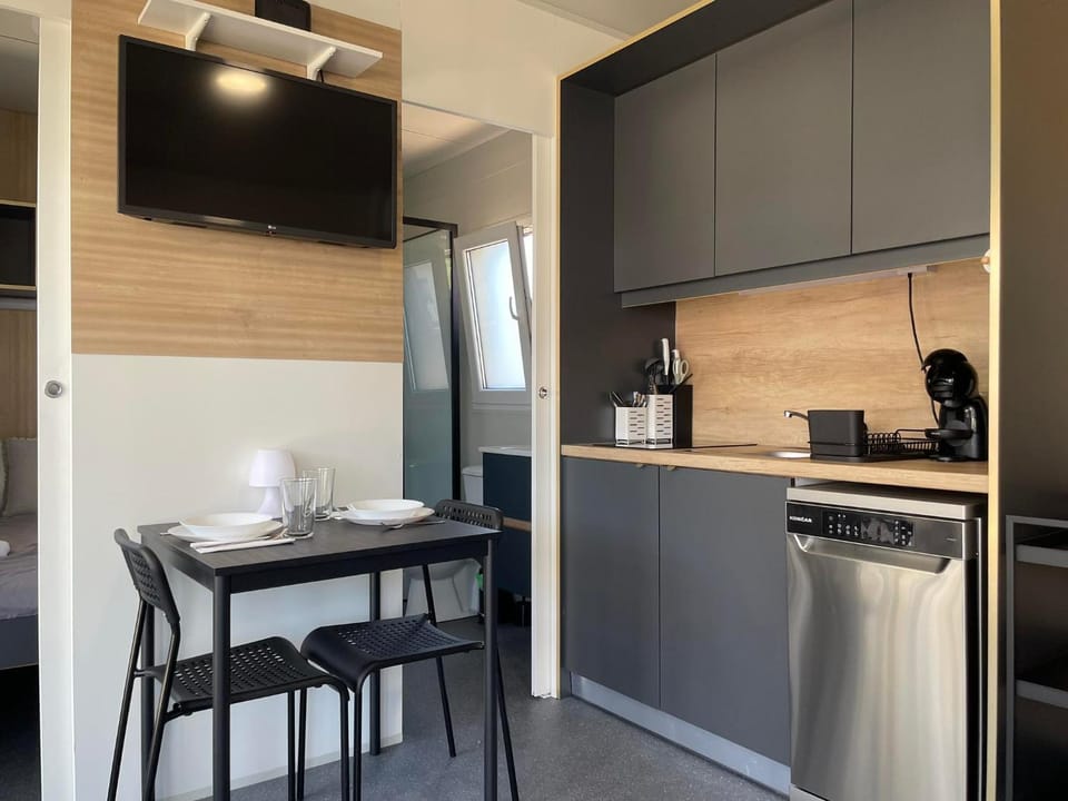TV and multimedia, Coffee/tea facilities, Kitchen or kitchenette, Dining area, internet, stove