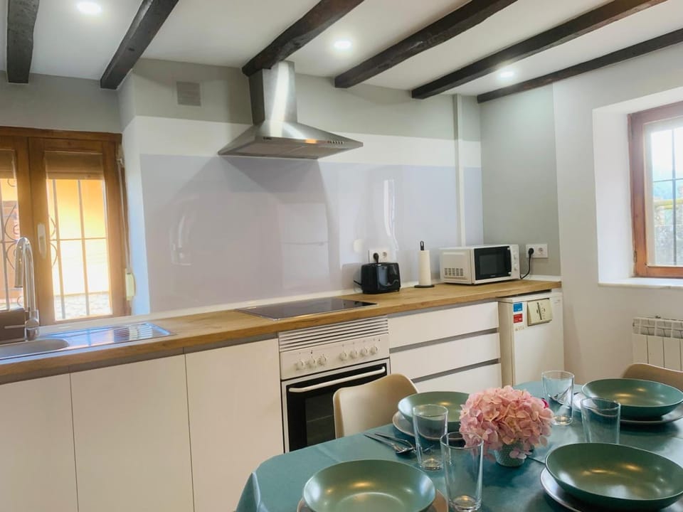 Coffee/tea facilities, Kitchen or kitchenette, Dining area, stove, toaster