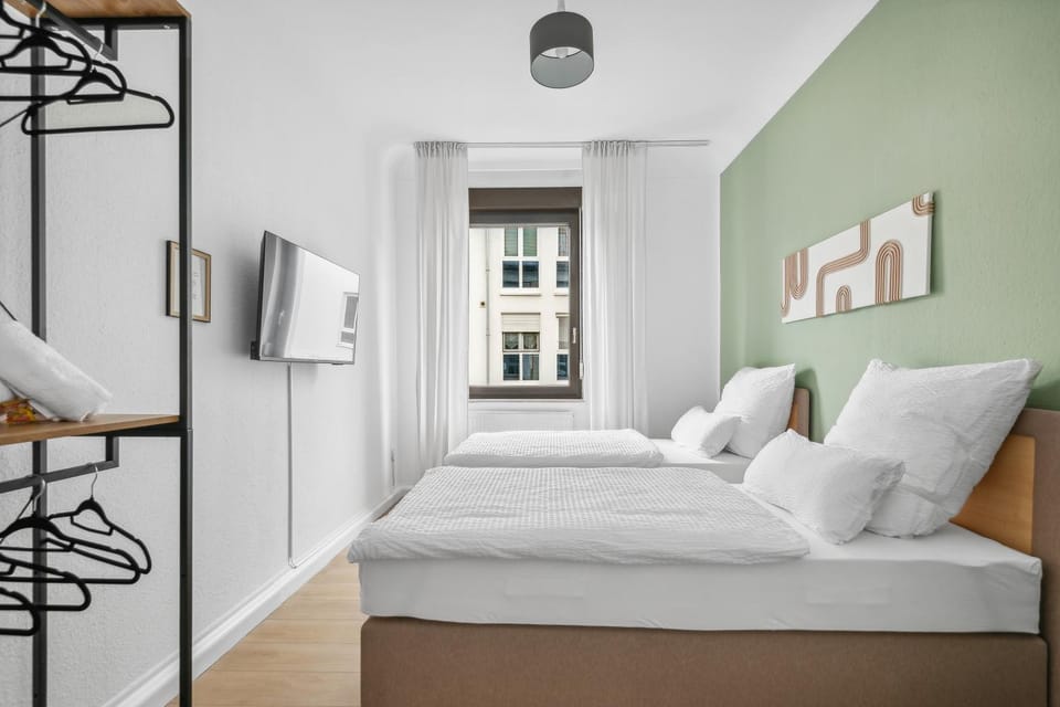 Bed, TV and multimedia, Photo of the whole room, Bedroom, towels