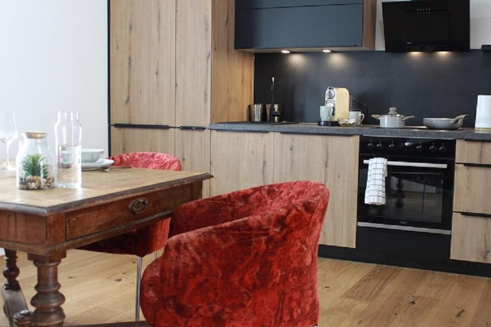 Coffee/tea facilities, Kitchen or kitchenette, Seating area, Dining area, dishwasher, stove