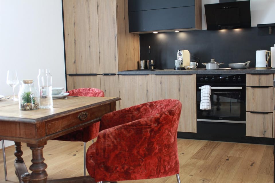 Coffee/tea facilities, Kitchen or kitchenette, Seating area, Dining area, oven, stove, toaster