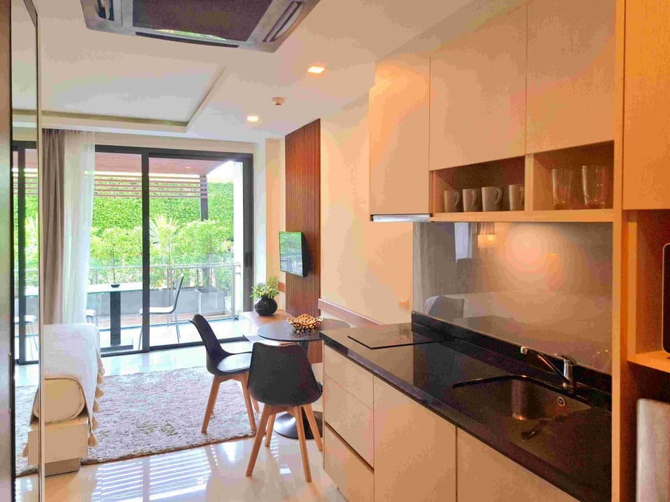 View (from property/room), Kitchen or kitchenette, Dining area, stove