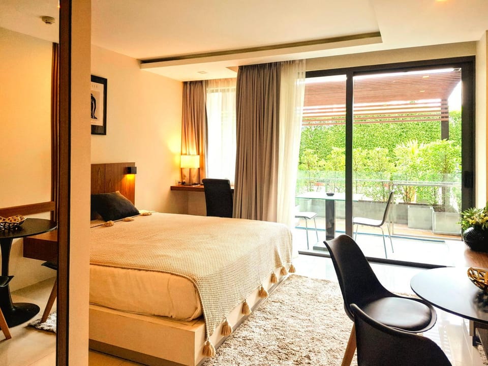Bed, View (from property/room), Balcony/Terrace, Photo of the whole room, Seating area, Bedroom