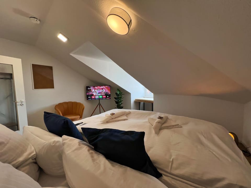 Bed, TV and multimedia, Bedroom, towels