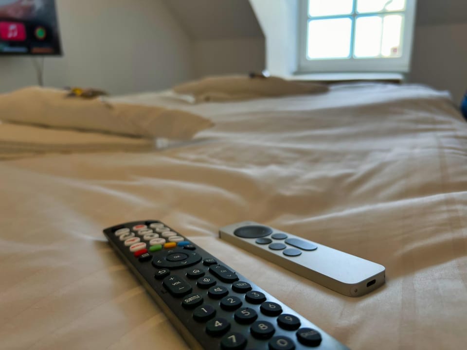 Bed, TV and multimedia, Photo of the whole room, Decorative detail, Bedroom, towels