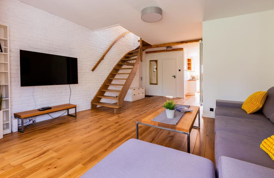 Communal lounge/ TV room, TV and multimedia, Living room, Seating area, Evening entertainment
