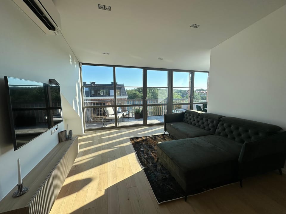 Communal lounge/ TV room, TV and multimedia, View (from property/room), Balcony/Terrace, Living room, Seating area