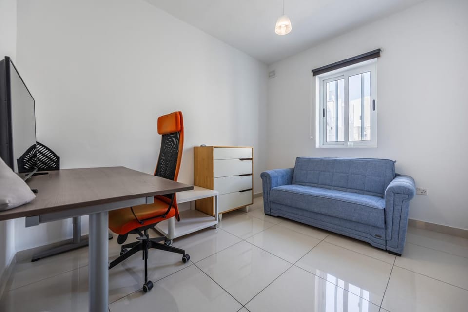 Cosy 2BR Sunlit Penthouse with Large Front Terrace - Close to St Julian's, Sliema, & Valletta Apartment in Malta