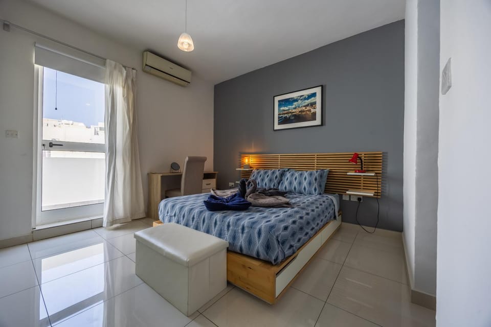 Cosy 2BR Sunlit Penthouse with Large Front Terrace - Close to St Julian's, Sliema, & Valletta Apartment in Malta