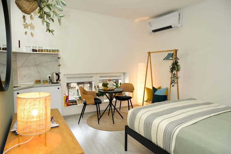 Bed, Kitchen or kitchenette, Living room, Seating area, Dining area, Bedroom, hair dresser, air conditioner