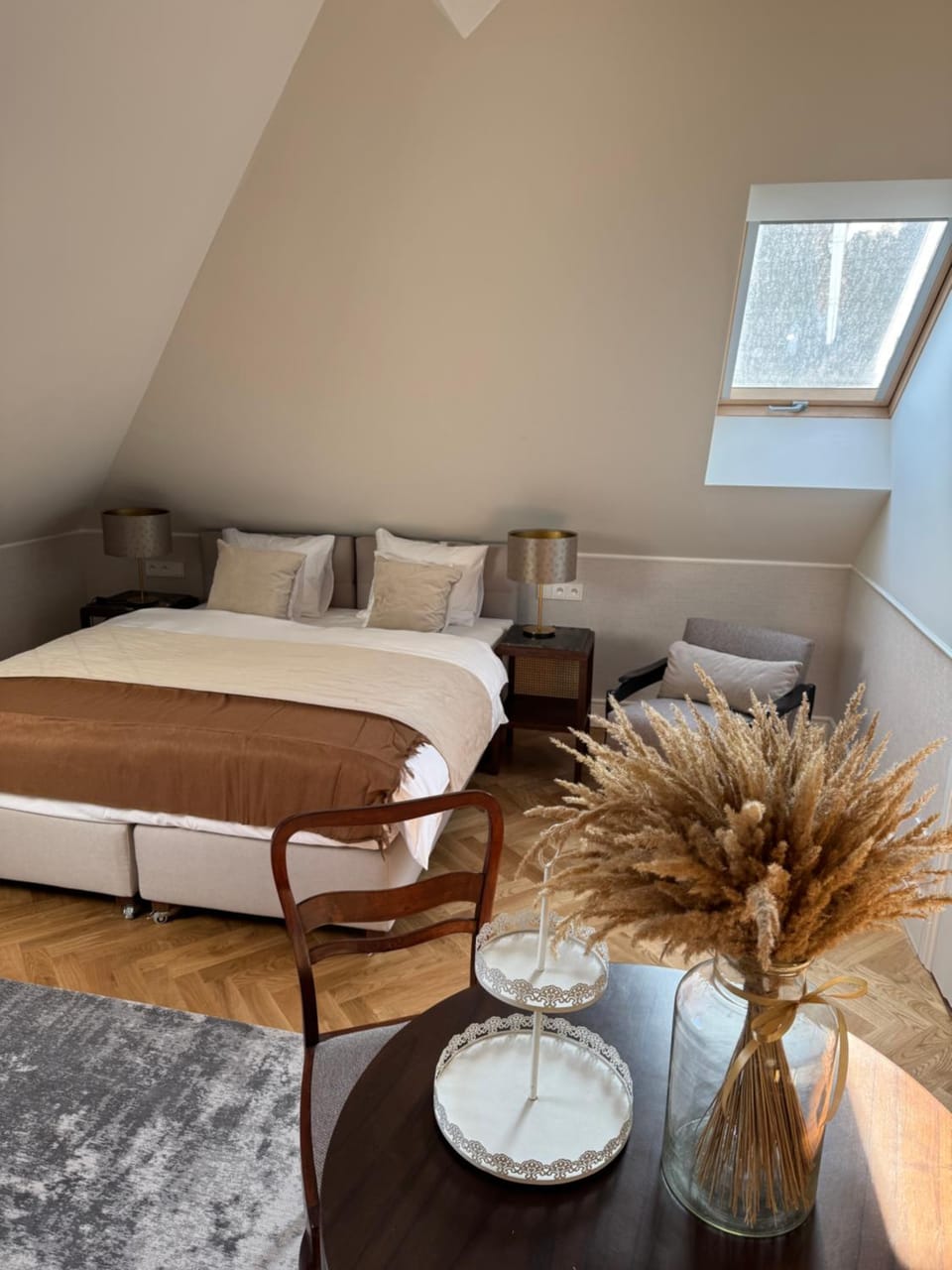Bed, Living room, Photo of the whole room, Seating area, Bedroom