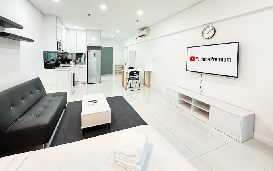 TV and multimedia, Seating area, Dining area, kitchen