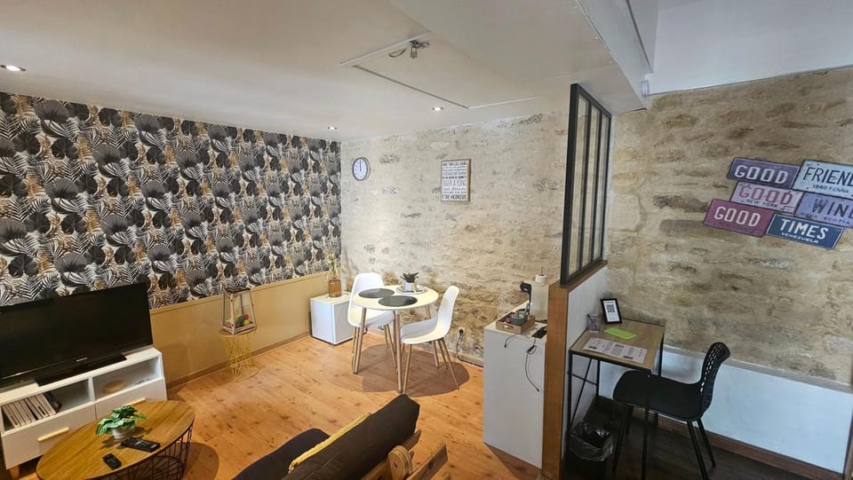TV and multimedia, Living room, Seating area, Dining area