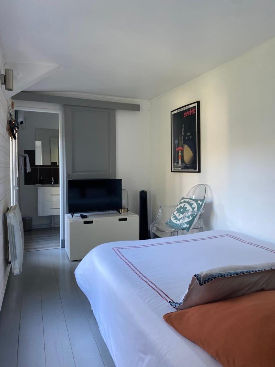 Bed, TV and multimedia, Photo of the whole room, Bedroom