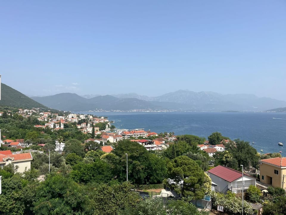 Mountain view, Sea view