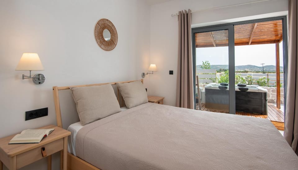 Bed, Hot Tub, Photo of the whole room, Bedroom