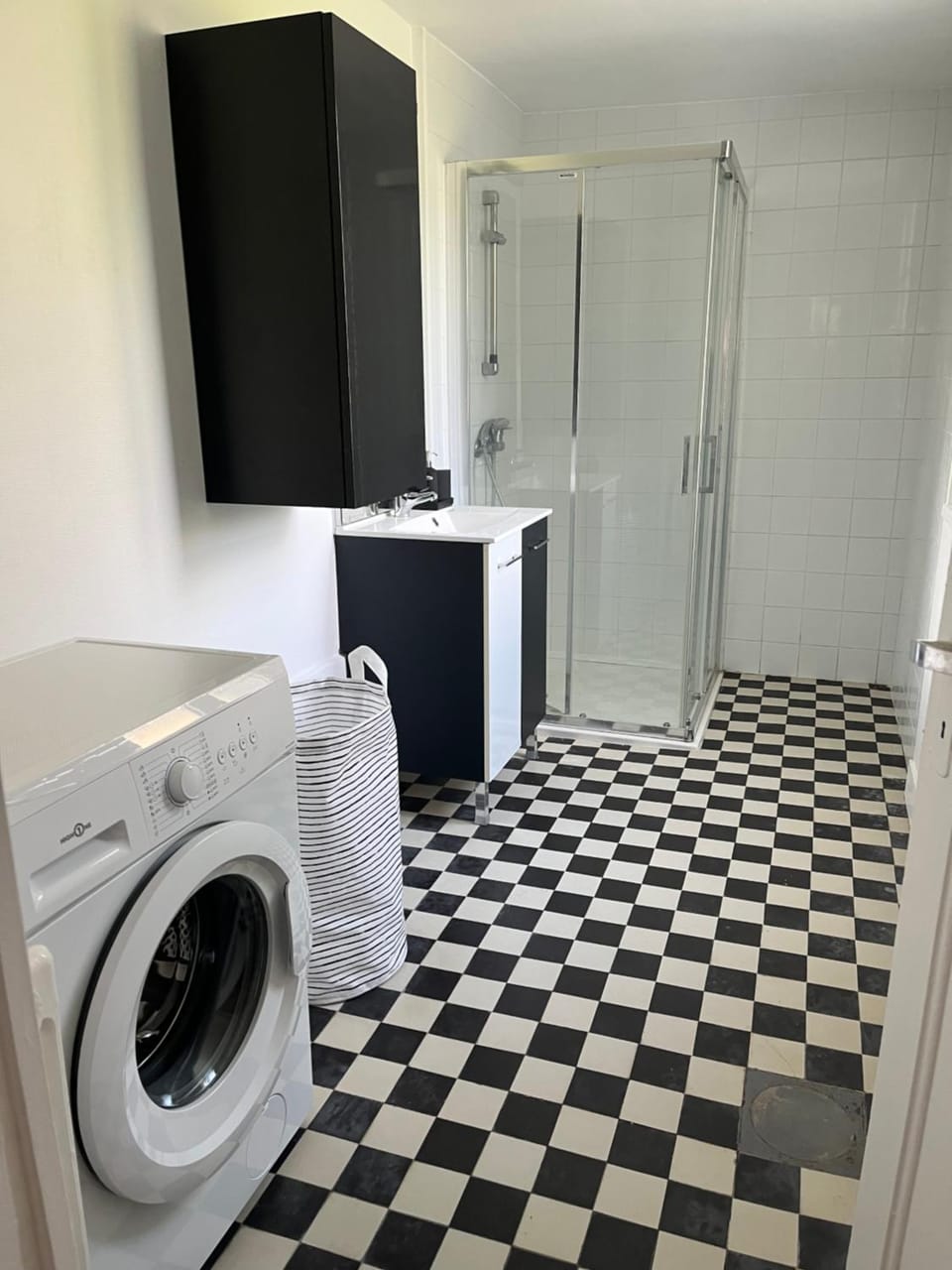 Bathroom, washing machine, dryer